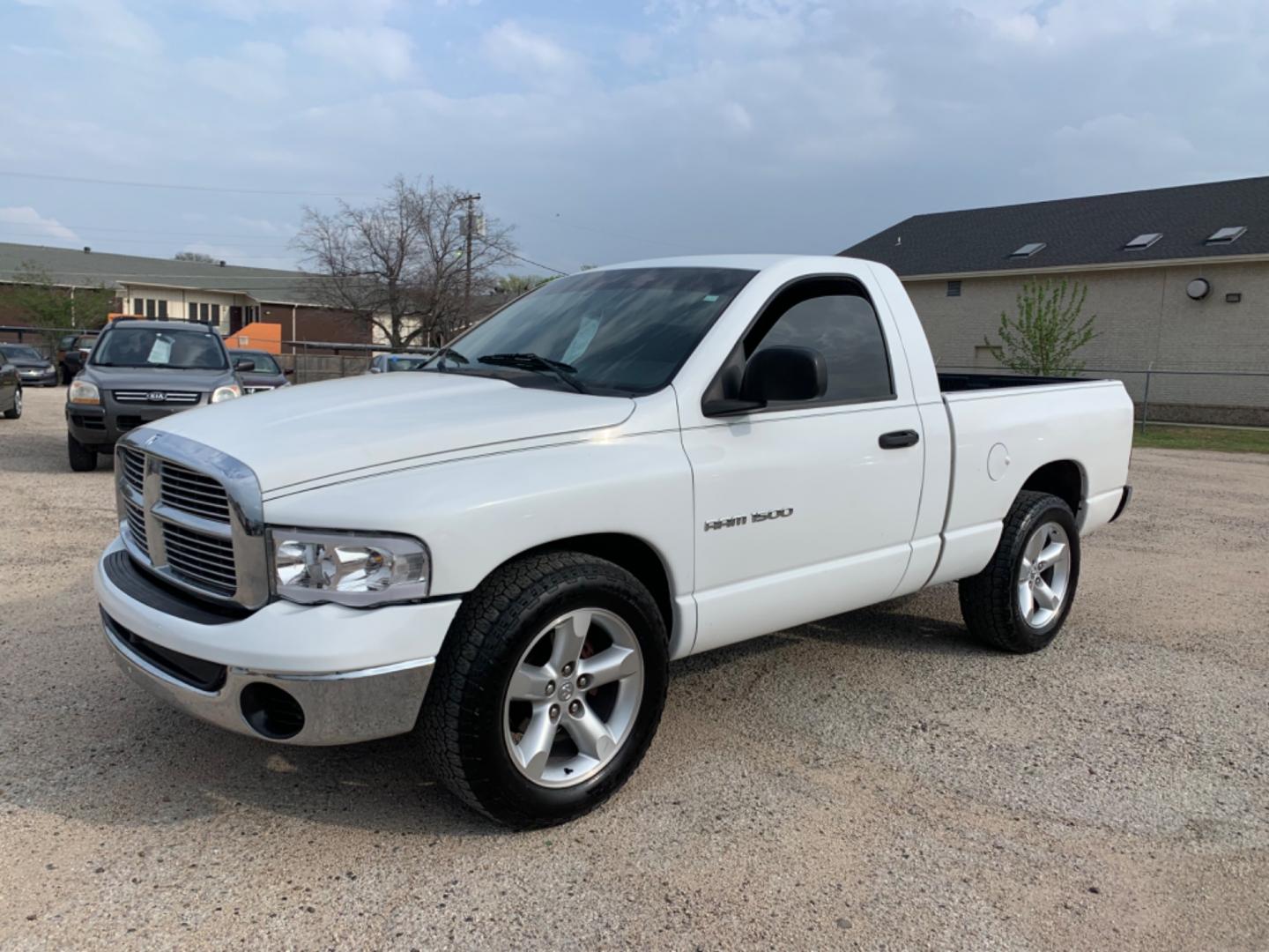 2004 White /Black Dodge Ram 1500 Laramie 2WD (1D7HA16N44J) with an 4.7L V8 SOHC 16V engine, Automatic transmission, located at 1830 North Belt Line Road, Irving, TX, 75061, (469) 524-0199, 32.834373, -96.993584 - Photo#4